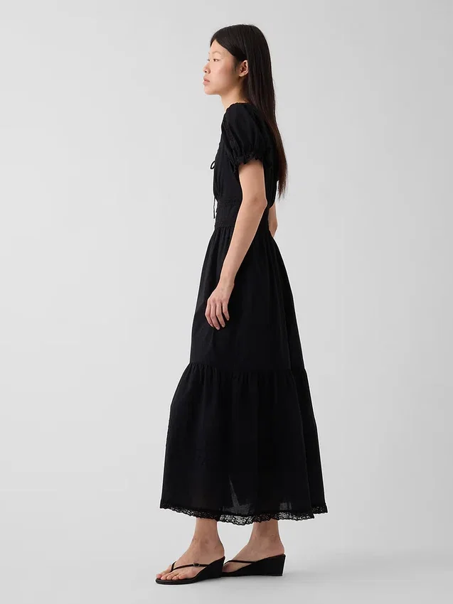 Vestido largo escalonado con cuello redondo y ribete de encaje