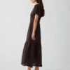 Vestido largo escalonado con cuello redondo y ribete de encaje