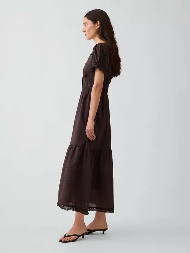Vestido largo escalonado con cuello redondo y ribete de encaje