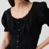 Vestido largo escalonado con cuello redondo y ribete de encaje