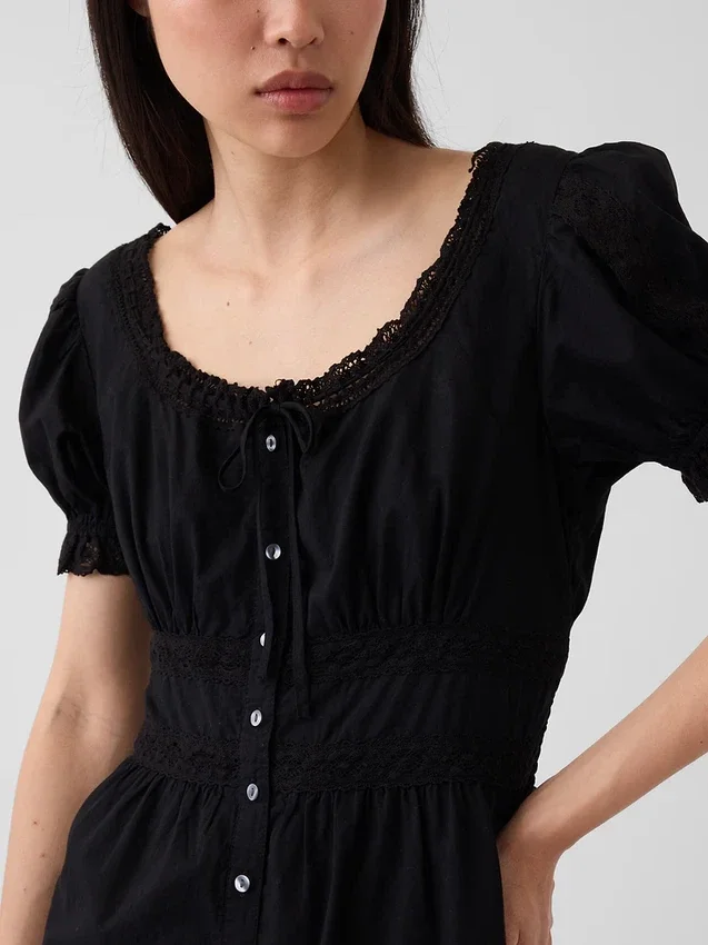 Vestido largo escalonado con cuello redondo y ribete de encaje