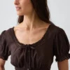Vestido largo escalonado con cuello redondo y ribete de encaje