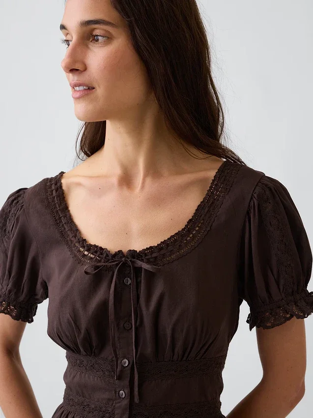 Vestido largo escalonado con cuello redondo y ribete de encaje