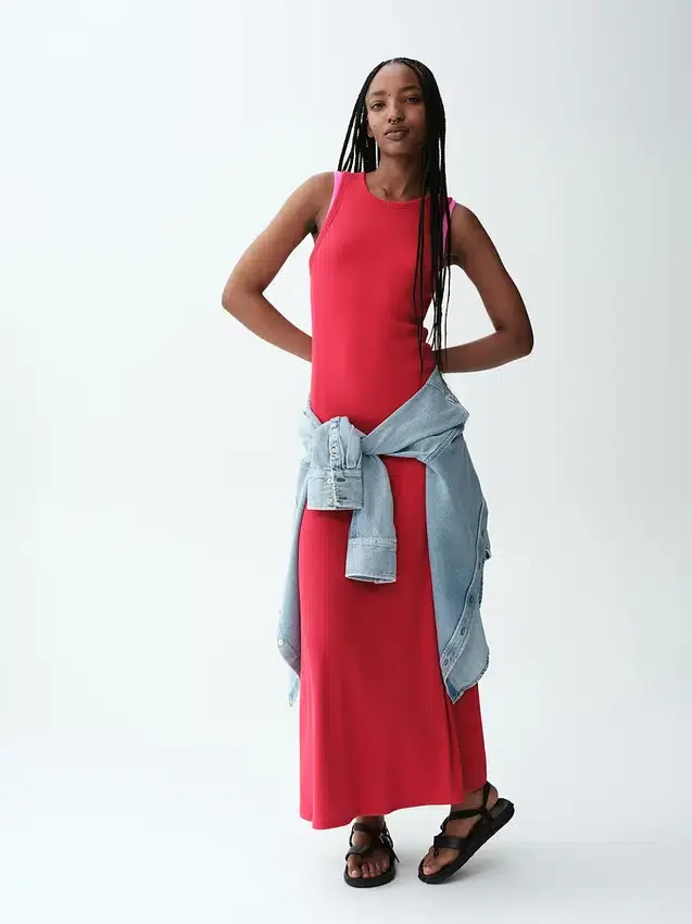 Vestido largo moderno con sujetador incorporado y canalé