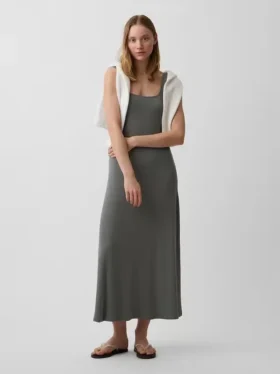 Vestido largo moderno de cuello cuadrado con canalé