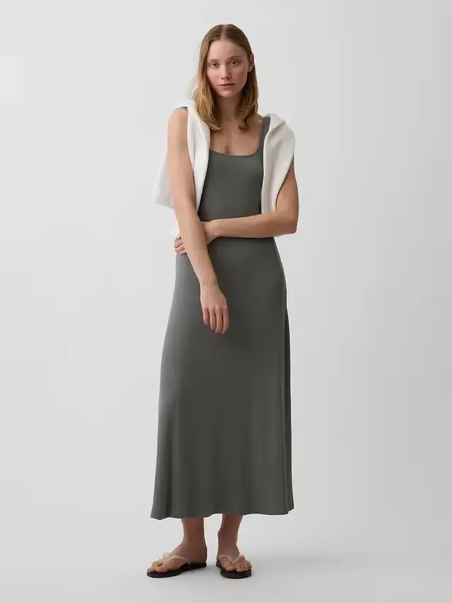 Vestido largo moderno de cuello cuadrado con canalé