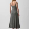 Vestido largo moderno de cuello cuadrado con canalé