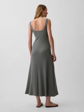 Vestido largo moderno de cuello cuadrado con canalé