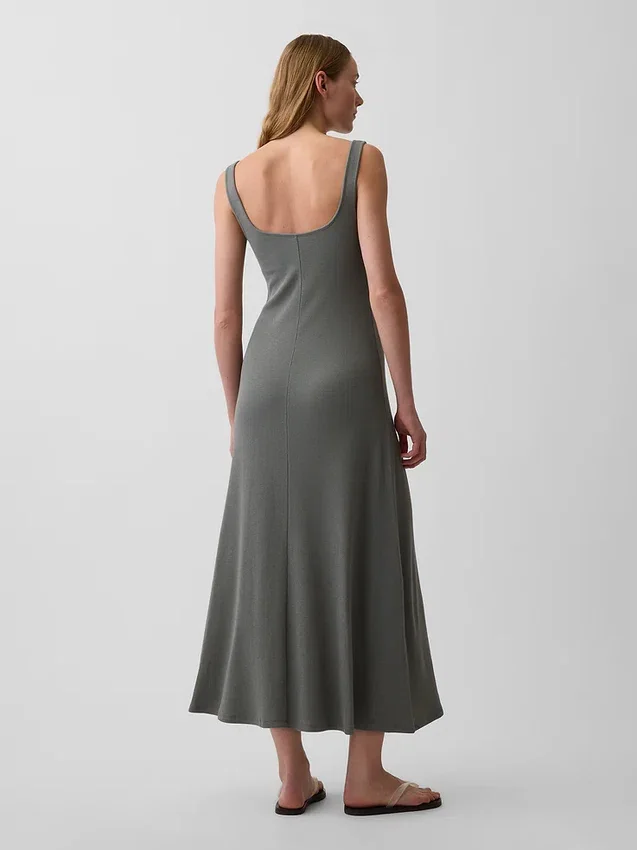 Vestido largo moderno de cuello cuadrado con canalé