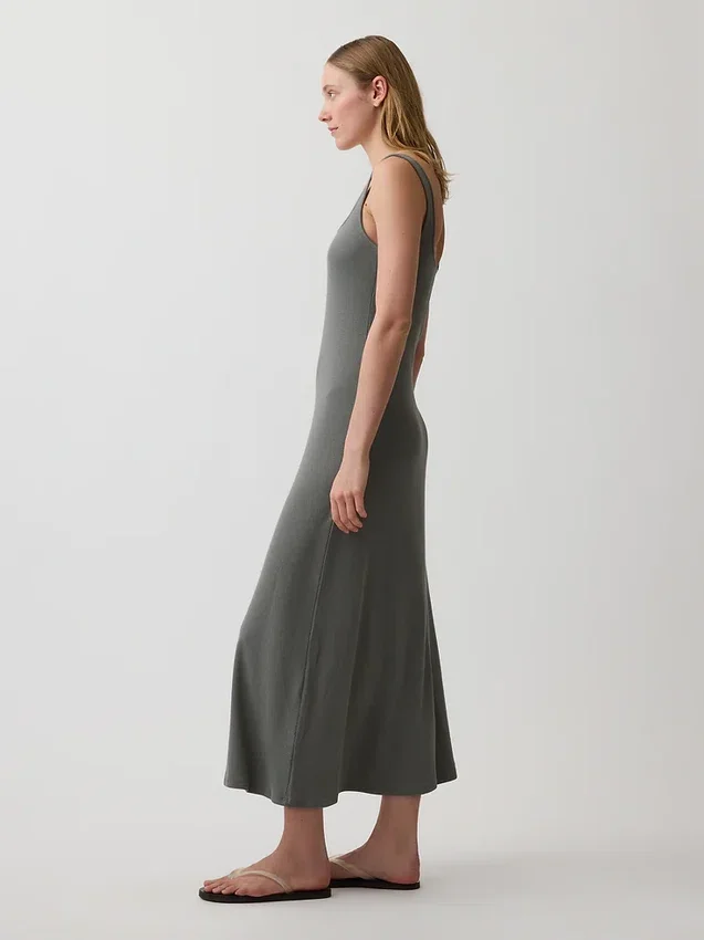 Vestido largo moderno de cuello cuadrado con canalé
