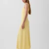 Vestido largo moderno de cuello cuadrado con canalé