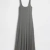 Vestido largo moderno de cuello cuadrado con canalé