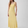 Vestido largo moderno de cuello cuadrado con canalé