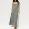 Vestido largo moderno de cuello cuadrado con canalé