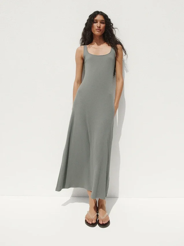 Vestido largo moderno de cuello cuadrado con canalé