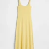 Vestido largo moderno de cuello cuadrado con canalé