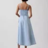 Vestido largo tipo corsé con costuras de denim