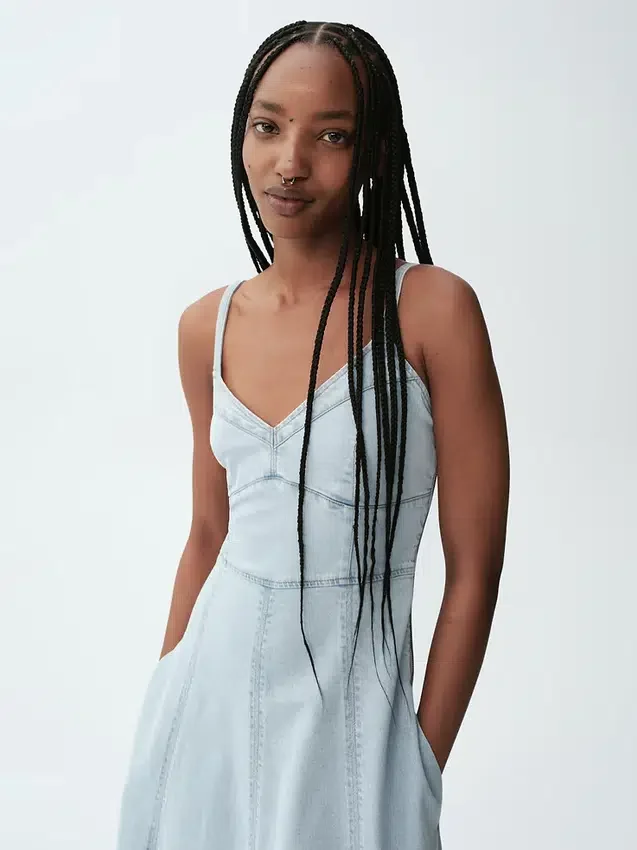 Vestido largo tipo corsé con costuras de denim