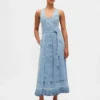 Vestido largo vaquero con cinturón para atar y botones en la parte delantera