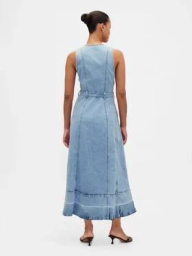 Vestido largo vaquero con cinturón para atar y botones en la parte delantera