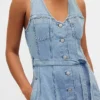 Vestido largo vaquero con cinturón para atar y botones en la parte delantera