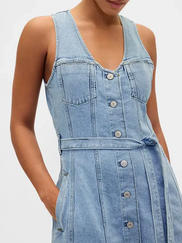Vestido largo vaquero con cinturón para atar y botones en la parte delantera