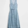 Vestido largo vaquero con cinturón para atar y botones en la parte delantera