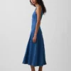 Vestido midi de denim con cremallera frontal y costuras