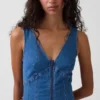 Vestido midi de denim con cremallera frontal y costuras