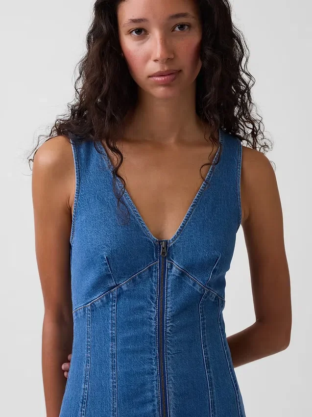 Vestido midi de denim con cremallera frontal y costuras