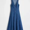 Vestido midi de denim con cremallera frontal y costuras