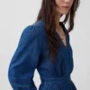 Vestido midi de vaquero con cintura de parches