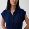 Vestido midi utilitario de denim con cinturilla atada