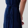 Vestido midi utilitario de denim con cinturilla atada