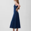 Vestido midi vaquero con cremallera frontal y costuras