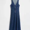 Vestido midi vaquero con cremallera frontal y costuras