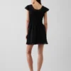 Vestido mini con cuello redondo y ribete de encaje