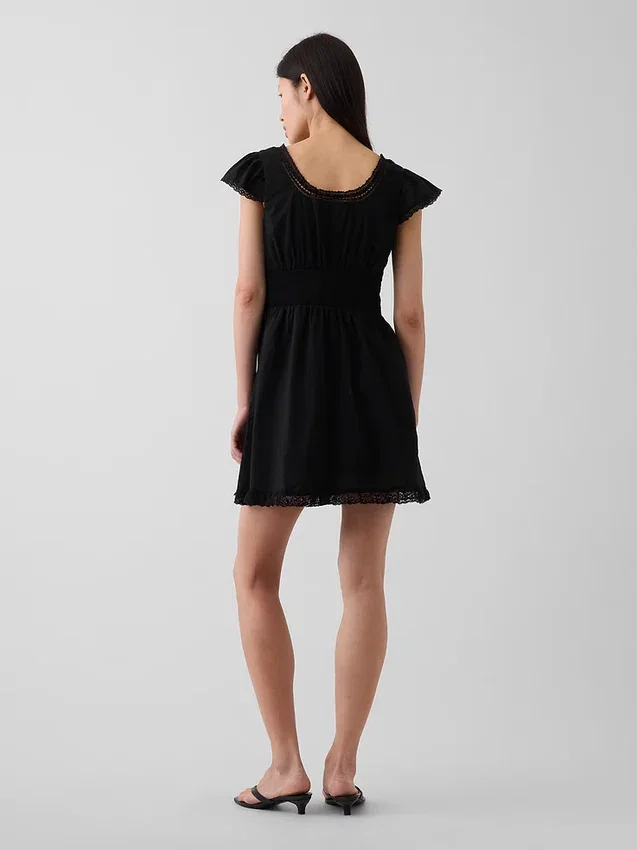 Vestido mini con cuello redondo y ribete de encaje