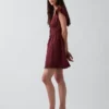 Vestido mini con cuello redondo y ribete de encaje