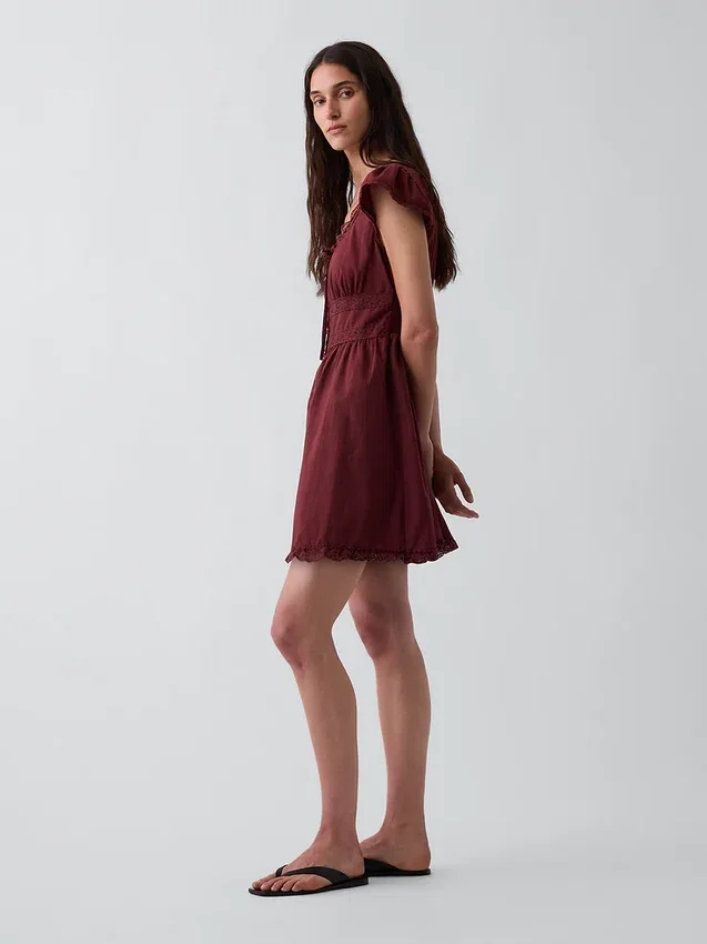 Vestido mini con cuello redondo y ribete de encaje