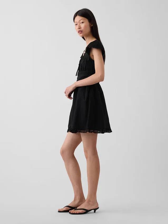Vestido mini con cuello redondo y ribete de encaje