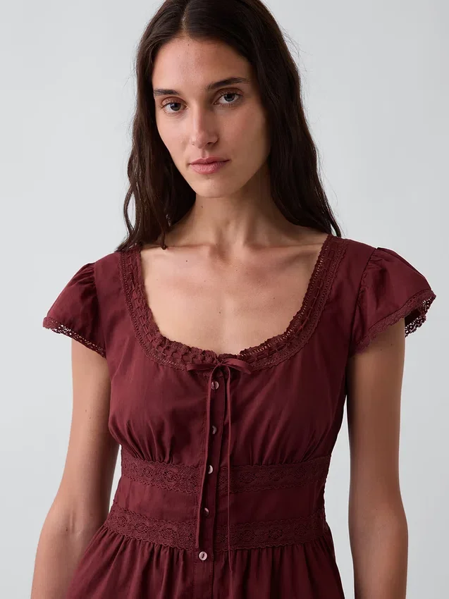 Vestido mini con cuello redondo y ribete de encaje