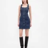 Vestido mini de denim con costuras y botones en la parte delantera
