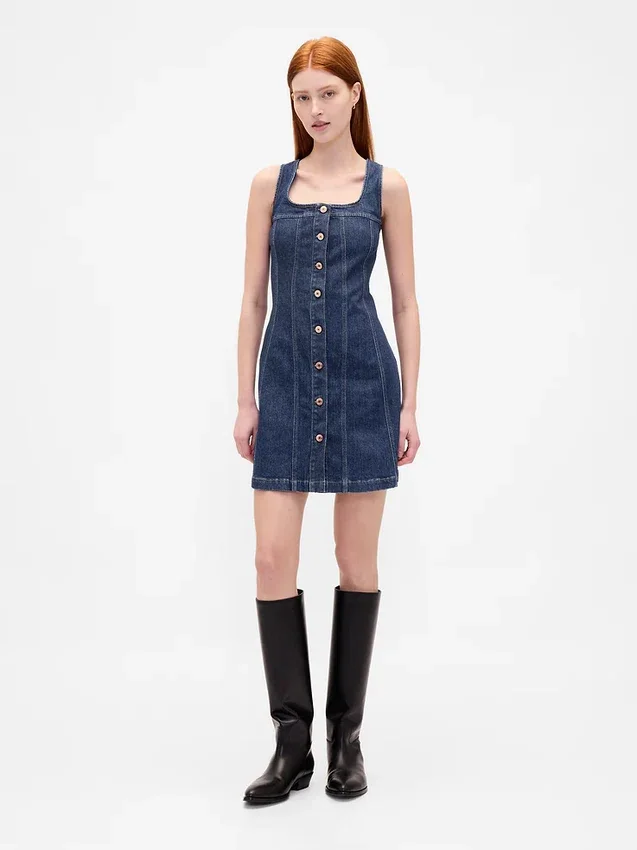 Vestido mini de denim con costuras y botones en la parte delantera