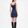 Vestido mini de denim con costuras y botones en la parte delantera