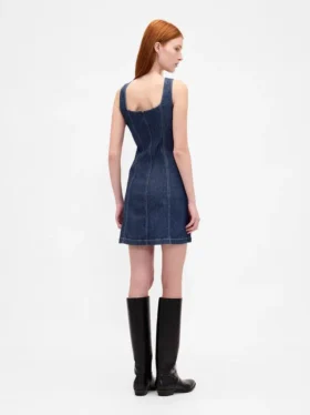 Vestido mini de denim con costuras y botones en la parte delantera