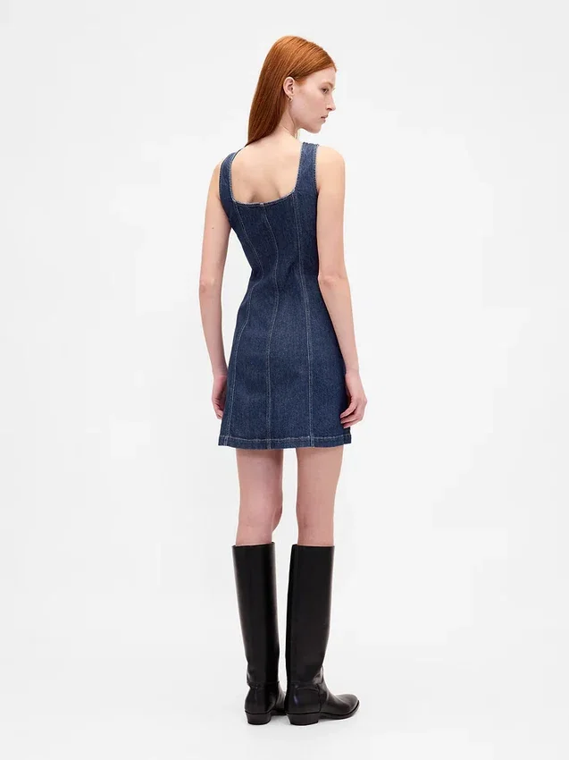 Vestido mini de denim con costuras y botones en la parte delantera