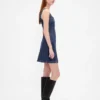 Vestido mini de denim con costuras y botones en la parte delantera