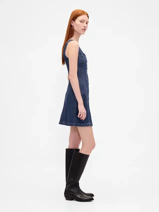 Vestido mini de denim con costuras y botones en la parte delantera