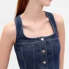 Vestido mini de denim con costuras y botones en la parte delantera